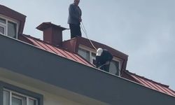 Çatı tadilatı yapan işçi beline ip bağlayarak güvenlik önlemi aldı