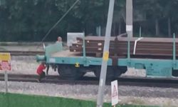 Çocukların tren vagonunda tehlikeli oyunu kamerada