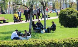 Çorum’da havanın ısınması ile vatandaşlar Millet Bahçesi’ne akın etti