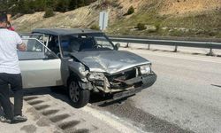 D100’de otomobil kamyona çarptı: 2 yaralı