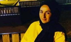 Devrilen traktörün altında kalan 2 çocuk annesi öldü