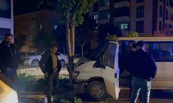 "Dur" ihtarına uymayan ehliyetsiz sürücünün kullandığı araç ağaca çarptı: 38 bin TL ceza yedi