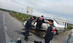 Edirne’de devrilen otomobilin sürücüsü yaralandı