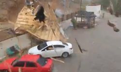 Elazığ’da fırtınadan uçan çatı araçların yanına düştü