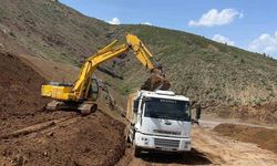 Elazığ’da heyelan nedeniyle zarar gören köy yollarının onarımı sürüyor