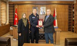 Emekliye ayrılan meslektaşına vefa plaketi