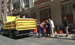 Esenler’de zihinsel engelli kızıyla birlikte yaşayan yaşlı kadının evinden ile 4 ton çöp çıktı