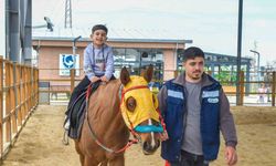Esenyurt Belediyesi’nden çocuklara at çiftliği gezisi