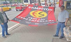 Esnaf kendi imkanlarıyla dev Eskişehirspor bayrağı yaptırdı