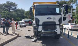 Fethiye’de kamyonet ile kamyon çarpıştı; 2 yaralı