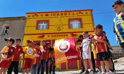 Galatasaraylı taraftar evinin dış cephesini sarı-kırmızıya boyatıp, Osimhen ve 5. yıldızı ekledi