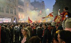 Galatasaraylı taraftarlar maçın bitiminde Taksim’e akın etti