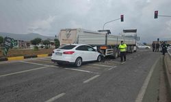 Gaziantep’te ışıkta bekleyen tıra çarpan otomobilin sürücüsü yaralandı