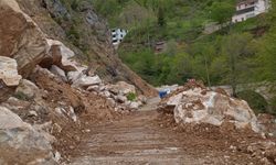 Giresun’da heyelan nedeniyle kapanan yol kontrollü olarak ulaşıma açıldı