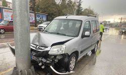 Hafif ticari araç direğe çarptı: 2 yaralı