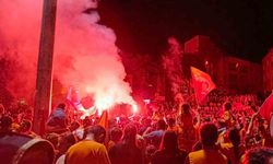 İzmir’de sarı-kırmızılı taraftarlar şampiyonluğu kutladı