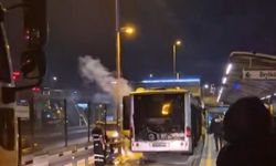 Kağıthane’de metrobüsün motor bölümü yandı, seferler kısa süre durduruldu
