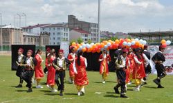 Kars’ta Halk Oyunları Şenliği renkli görüntülere sahne oldu
