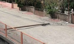 Kastamonu’da şiddetli rüzgar nedeniyle ahşap direk devrildi