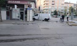 Kavşakta kaza yapan araç işletmenin duvarına çarptı