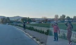 Kayseri’de yürek ısıtan görüntüler: Polisleri gördüler, selama durdular