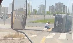 Kaza geçiren sürücü yan yatan kamyonetinin başında bekledi