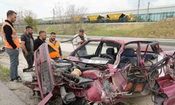 Kırıkkale’de bariyerlere çarpan otomobil hurdaya döndü: Karı-koca yaralandı