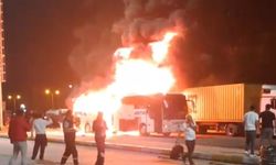 Kocaeli’de park halindeki otobüs alev alev yandı