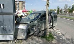 Kontrolden çıkan hafif ticari araç akaryakıt istasyonuna daldı