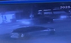 Kontrolden çıkan otomobil aydınlatma direğine çarptı: 2 yaralı