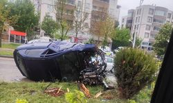 Kontrolden çıkan otomobil refüje çarptı: 2 yaralı