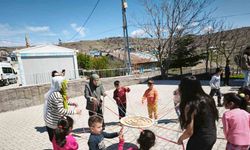 Koruma altındaki çocuklar ile köy okulu öğrencileri arasında şölen tadında etkinlik