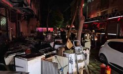 Küçükçekmece’de beyaz eşya deposunda çıkan yangın 3 katlı binayı kül etti