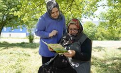 Kursa gitmeye fırsat bulamayınca bahçesinde okuma-yazma öğreniyor