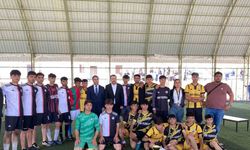 Liseler arası futbol turnuvası birincisi kupasını Kaymakam Yurdagül’den aldı