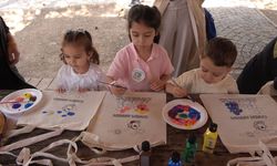 Minikler hem doğada çöp topladı hem de anneleri için bez çanta boyadı