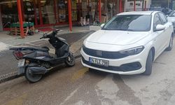 Motorlu bisiklet otomobile çarptı