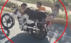 Motosikleti üzerine yatarak sürdü, yanındaki 2 kişinin de canını hiçe saydı