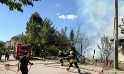 Odunlukta çıkan yangın eve sıçradı: Tek katlı ev küle döndü