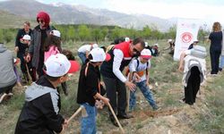 Öğrenciler fidanları toprakla buluşturdu