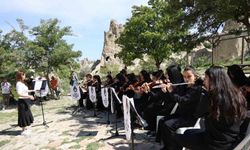 Öğrencilerden turistlere konser