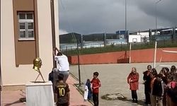 Okul önünde direğe dolanan bayrağı tırmanarak çözdü