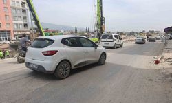 Otomobili oyuncak araba gibi önünde sürükledi, arkasına bakmadan gitti