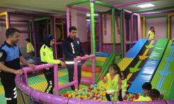 Polisler çocukların oyun merkezine gitme hayalini gerçekleştirdi