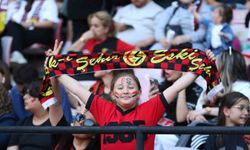 Şampiyonluğunu stadında kutlayan Eskişehirspor taraftarından siyah-kırmızı manzaralar