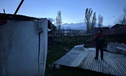 Sarıkamış’ta fırtına okulun ve evlerin çatısını uçurdu