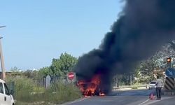 Seyir halindeki çarşaf yüklü kamyonet alev topuna döndü
