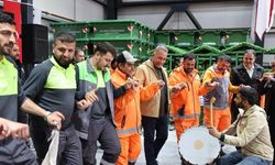 Sultangazi Belediye Başkanı Dursun işçilerle birlikte halay çekti