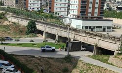 Tarsus’ta kamyonet köprü altına sıkıştı