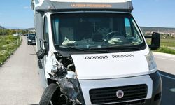 Tavşanlı’da karavan ile minibüs çarpıştı: 1 yaralı